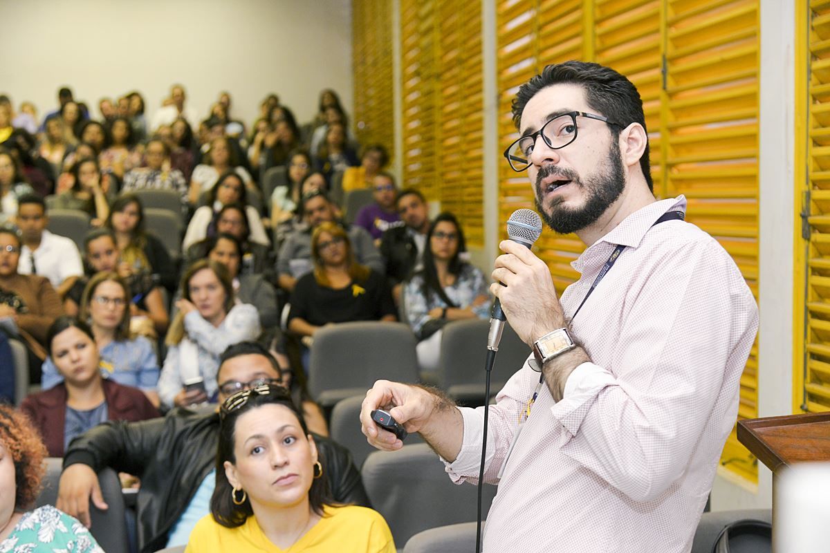 Um dos palestrantes, professor e médico psiquiatra da Faculdade de Medicina da UFG Murilo Ferreira Caetano.